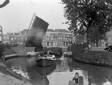 400096 Gezicht op de (geopende) Noorderbrug over de Stadsbuitengracht te Utrecht, tijdens doorvaart van het schip Stad ...